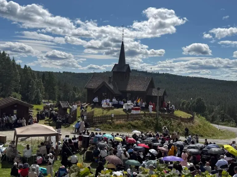 У Норвегії відбулося паломництво до Vatnås kirke за участю єпископа Осло